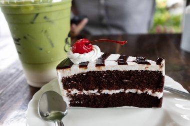 Lezzetli çikolatalı kek ve sherry beyaz plaka