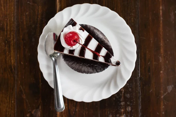Köstliche Schokoladenkuchen Und Sherry Auf Weißem Teller — Stockfoto