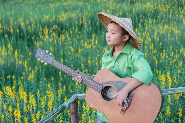Chłopak Gra Gitarze Sunhemp Piękny Kwiat Ogrodzie — Zdjęcie stockowe