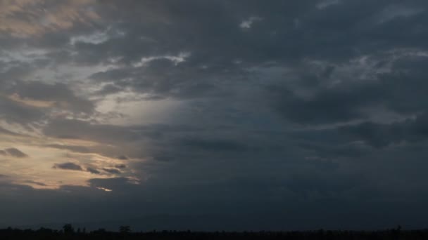 Campo Belas Nuvens Raios Sol Bela Paisagem Lapso Tempo — Vídeo de Stock