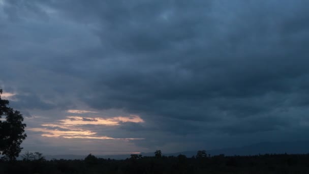 Campo Belas Nuvens Raios Sol Bela Paisagem Lapso Tempo — Vídeo de Stock