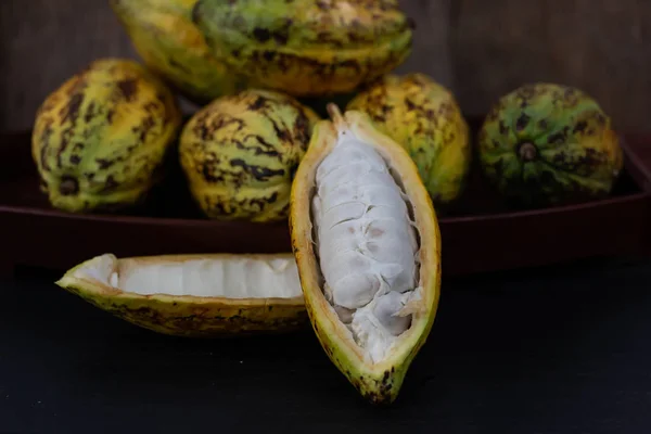 Buah Kakao Segar Dengan Crunch Kakao Produk Produksi Dari Kakao — Stok Foto