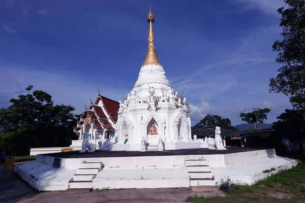 タイの寺院の白塔とホワイト ライオン像 — ストック写真