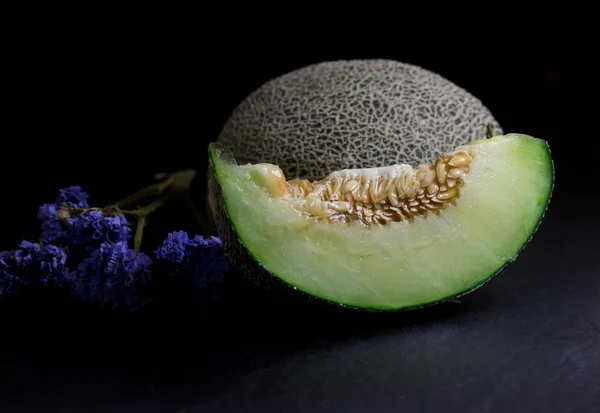 Φρέσκα Φρούτα Μεγάλο Πράσινο Πεπόνι Απομονώσει Μαύρο Φόντο — Φωτογραφία Αρχείου