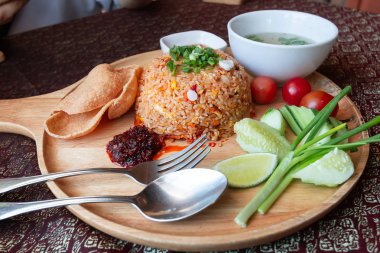 Tayland pirinç gıda Ahşap Doğrama tahtası üzerinde kızarmış