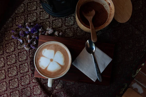 Frischen Heißen Kaffee Auf Einem Hölzernen Schneidebrett — Stockfoto