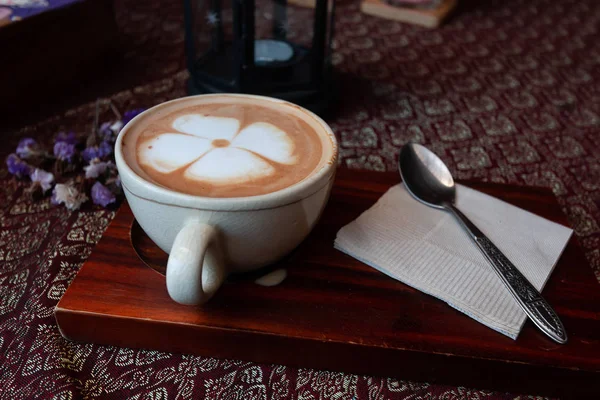 Verse Warme Koffie Een Houten Snijplank — Stockfoto