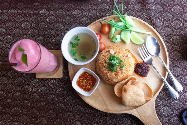 Thailand Goreng Nasi Makanan Pada Kayu Memotong Papan — Stok Foto