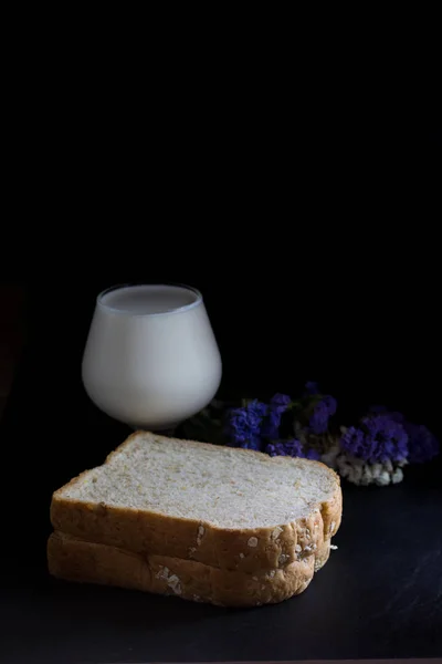 Pão Branco Com Leite Fresco — Fotografia de Stock