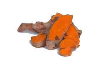 beyaz arkaplanda zerdeçal izole edildi