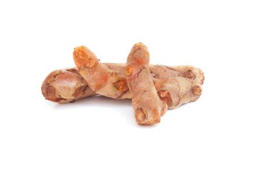 beyaz arkaplanda zerdeçal izole edildi