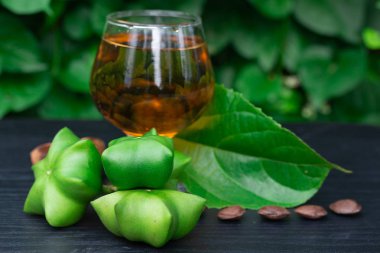 Sacha InChI, taze kapsül sacha InChI fıstık çay yaprak yeşil arka plan ile meyve tohumları.