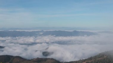 Dramatik fırtınalı ve bulut gün doğmadan önce hareketli dağ ve dağ başında güzel sis