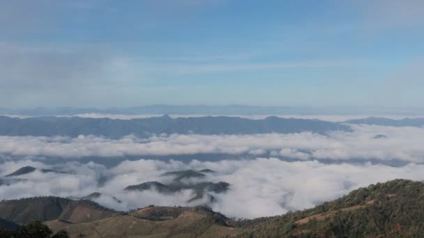 Dramática Tormenta Nube Mueve Montaña Hermosa Niebla Cima Montaña Antes — Vídeos de Stock