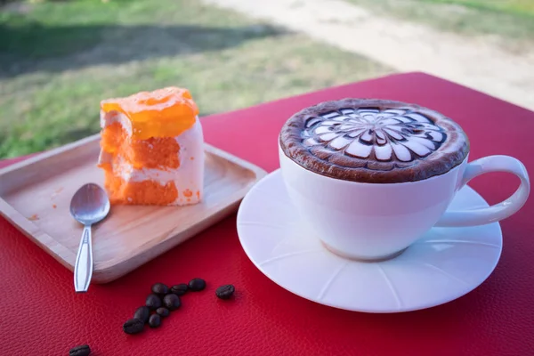 Koffie Een Kopje Witte Koffie Met Oranje Gebak — Stockfoto