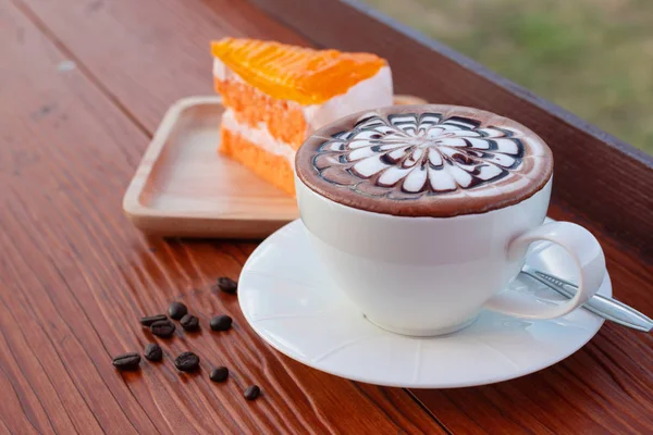 Καφέ Ένα Φλιτζάνι Καφέ Άσπρο Πορτοκαλί Κέικ — Φωτογραφία Αρχείου