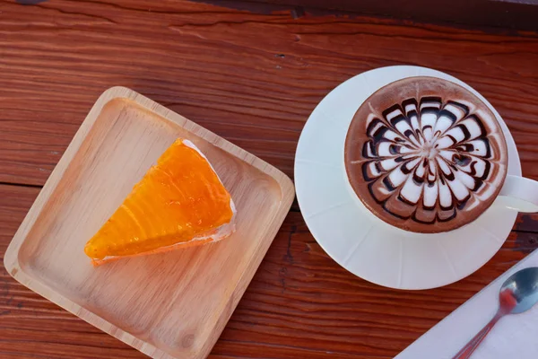 Egy Narancs Torta Fehér Kávé Csésze Kávé — Stock Fotó