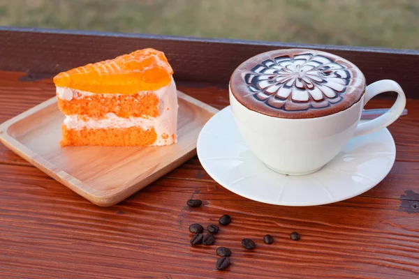Καφέ Ένα Φλιτζάνι Καφέ Άσπρο Πορτοκαλί Κέικ — Φωτογραφία Αρχείου