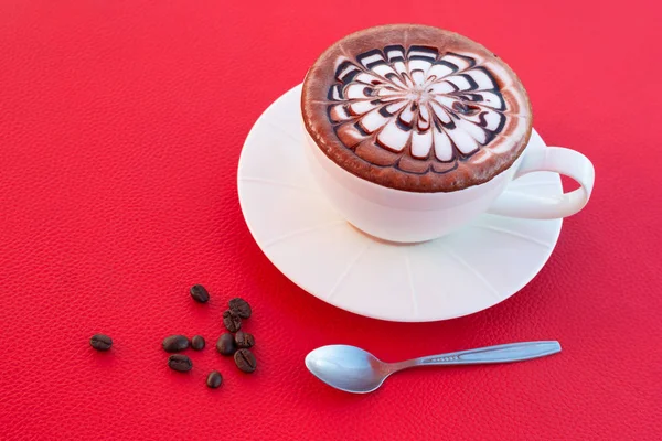 Kaffee Einer Weißen Kaffeetasse Auf Rotem Hintergrund — Stockfoto