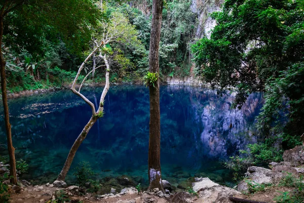 Natuurlijke Fontein Ondergrondse Loop Van Water Krater Beautiful Zoals Smaragd — Stockfoto