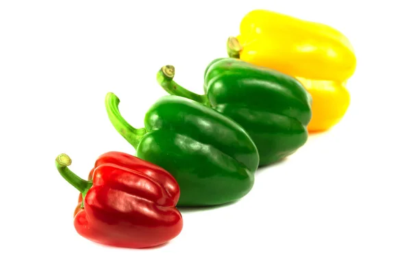 Frische Bunte Paprika Halb Geschnitten Isolieren Auf Weiß — Stockfoto