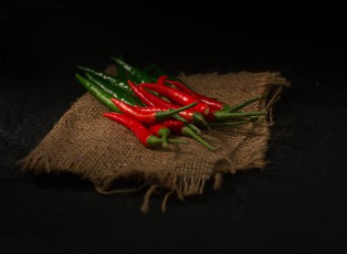 Taze biber izole siyah arka plan üzerine