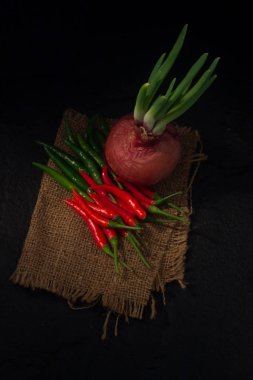 Taze biber soğan ile izole siyah arka plan üzerine takımıdır