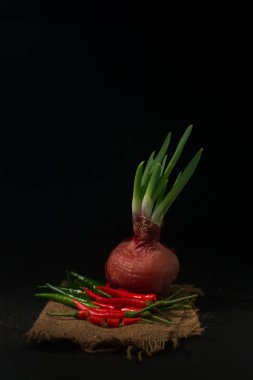 Taze biber soğan ile izole siyah arka plan üzerine takımıdır
