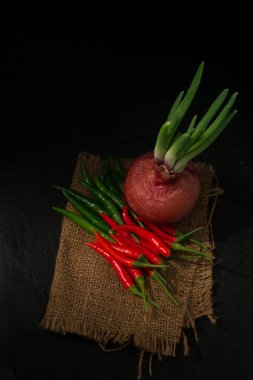 Taze biber soğan ile izole siyah arka plan üzerine takımıdır