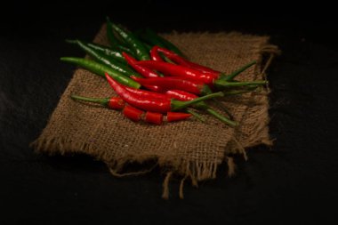 Taze biber izole siyah arka plan üzerine