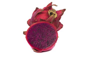 Beyaz arka plan üzerinde mor dragon meyve izole