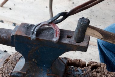 At nalı tarafından eski stil yapma nalbant