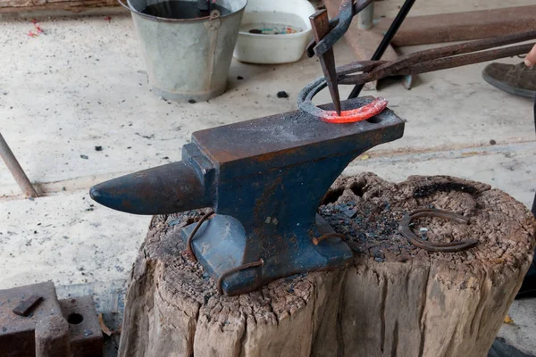 Hufschmied Fertigt Hufeisen Nach Altem Stil — Stockfoto