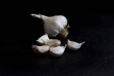 siyah arka plan üzerine izole beyaz sarımsak