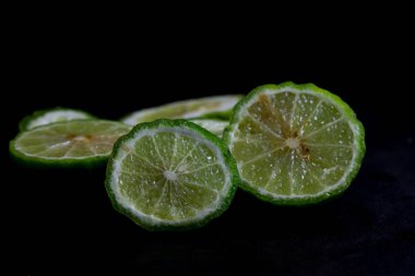 Bergamot veya Güney Afrika'da bir kabile kireç siyah arka plan üzerine yarım izole kesmek