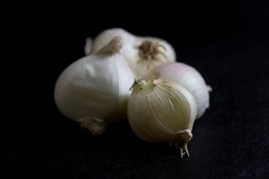 siyah arka plan üzerine izole beyaz sarımsak