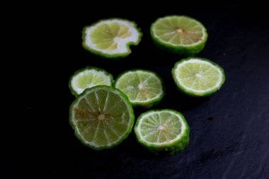 Bergamot veya Güney Afrika'da bir kabile kireç siyah arka plan üzerine yarım izole kesmek