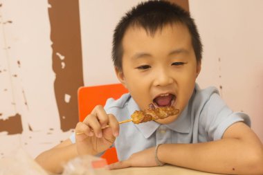 Domuz rostosu yapışkan pirinç yeme çocuk