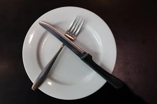Άσπρο Πιάτο Κουτάλια Και Πιρούνια Στο Τραπέζι — Φωτογραφία Αρχείου