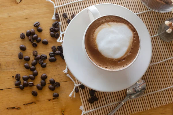 Heißer Kaffee Tasse Und Kaffeebohnen Auf Dem Holztisch — Stockfoto