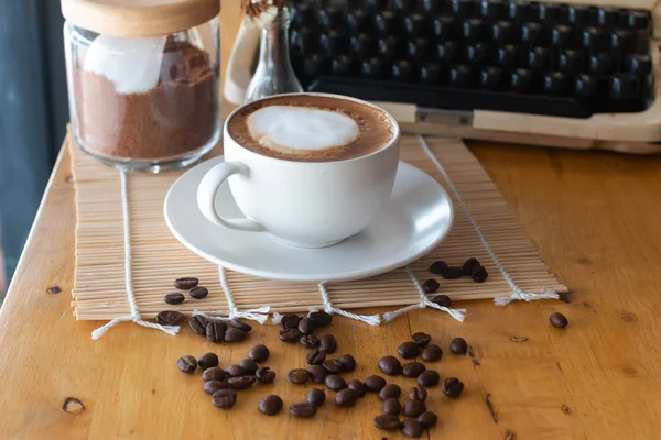 Café Chaud Tasse Grains Café Sur Table Bois — Photo