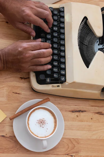 Heißer Kaffee Tasse Und Kaffeebohnen Auf Dem Holztisch — Stockfoto