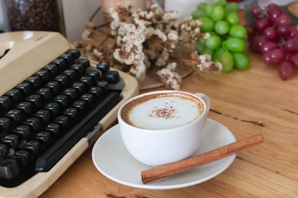 Heißer Kaffee Tasse Und Kaffeebohnen Auf Dem Holztisch — Stockfoto