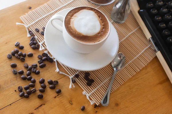 Heißer Kaffee Tasse Und Kaffeebohnen Auf Dem Holztisch — Stockfoto