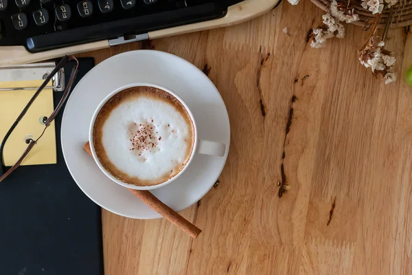 Café Chaud Tasse Grains Café Sur Table Bois — Photo