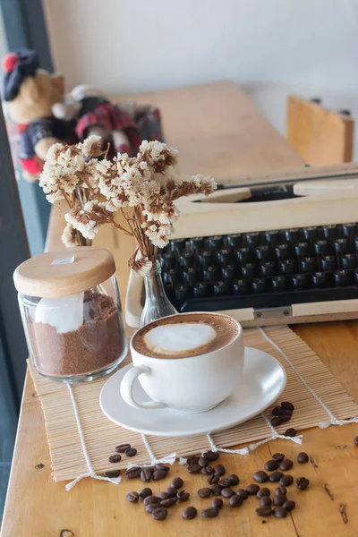 茶杯里的热咖啡和木桌上的咖啡豆 — 图库照片