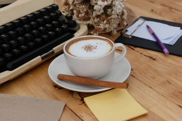 Heißer Kaffee Tasse Und Kaffeebohnen Auf Dem Holztisch — Stockfoto