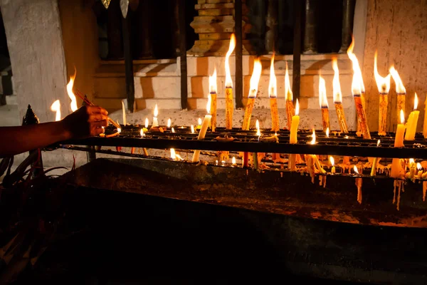 Die Kerze Ist Hell Mit Blume Für Die Anbetung Des — Stockfoto