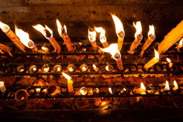 Die Kerze Ist Hell Mit Blume Für Die Anbetung Des — Stockfoto