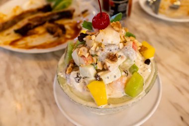 lezzetli taze meyve salatası fincan masada